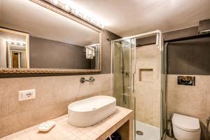 a bathroom with a toilet sink and a shower at La Scala in Rome +26 photos