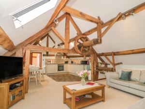 a large living room with a vaulted ceiling at The Gallery in Craven Arms