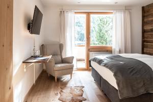 Typically Swiss Hotel Ermitage的电视和/或娱乐中心