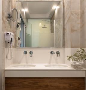 4-you Boutique tesisinde bir banyo