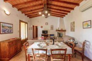 een eetkamer met een tafel en stoelen in een kamer bij Villa Le Vignacce in Lustignano