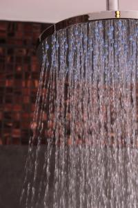 zbliżenie fontanny wodnej w obiekcie 61 Warwick Road w mieście Kenilworth