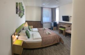Habitación de hotel con cama y escritorio en Hotel Dolce Vita, en Balatonkenese