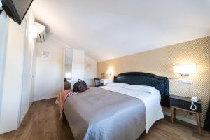- une chambre avec un grand lit dans l'établissement Hotel Kiss, à Riccione