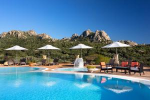 una piscina con sillas, mesas y sombrillas en Hotel Parco Degli Ulivi - Sardegna, en Arzachena