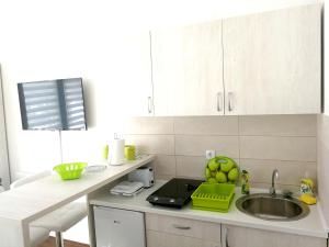 Kuchyň nebo kuchyňský kout v ubytování Apartman NINA Wind Resort