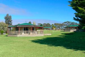 um gazebo e um pavilhão num campo de relva em Carolynnes Cottages em Naracoorte