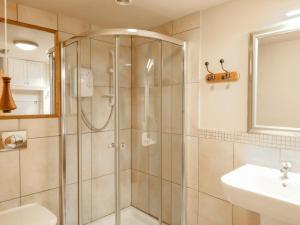 ein Badezimmer mit Dusche und Waschbecken in der Unterkunft Little Brook in Broadwey + 18 Fotos