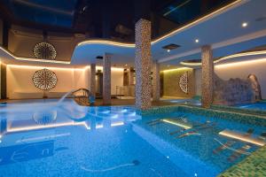 a large swimming pool in a hotel room at Hotel Piwniczna SPA&Conference in Piwniczna-Zdrój