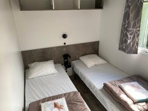 A bed or beds in a room at Camping Caravaning Les Cerisiers Berck sur mer