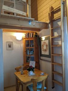 Habitación con mesa y litera en Casa Acazia - Studio, en Brigels