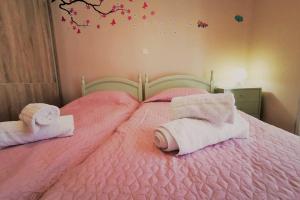 Un pat sau paturi într-o cameră la Myrto Guesthouse