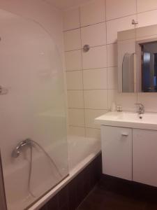 Ein Badezimmer in der Unterkunft Hotel La Louve