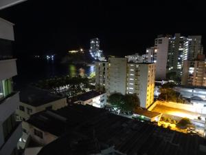 vista sulla città di notte di Condominio al frente de la playa EL RODADERO! Amplio y hermoso apartamento a Santa Marta