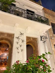 um edifício com estrelas pintadas ao lado dele em Mosquito Boutique Hotel Zona Colonial em Santo Domingo