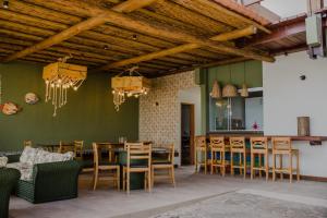 una sala da pranzo con pareti verdi e soffitti in legno di Pousada Pier do Pontal a Ilhéus