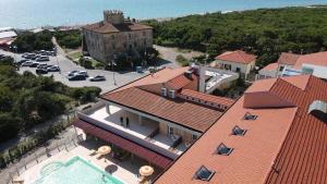 uma vista aérea de um edifício e de um parque de estacionamento em Hotel Paradiso Verde em Marina di Bibbona