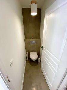ein Bad mit einem WC und einer weißen Tür in der Unterkunft Sunny and calm 2 bed apartment place du Pin in Nizza