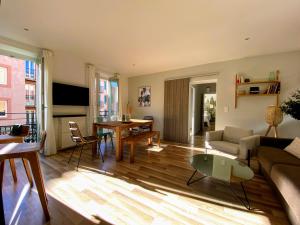 ein Wohnzimmer mit einem Sofa und einem Tisch in der Unterkunft Sunny and calm 2 bed apartment place du Pin in Nizza