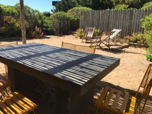 a table and chairs in a backyard with a fence at Tunquen Magico in Tunquén