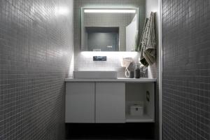 アヴェイロにあるCasa 55の白い洗面台と鏡のあるバスルーム +14枚の写真