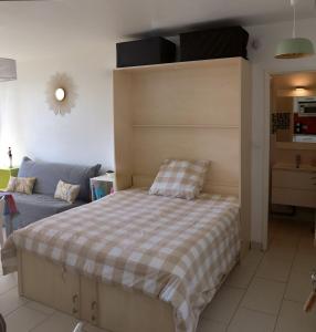 a bedroom with a bed and a couch at Studio Front de Mer in Saint-Jean-de-Monts
