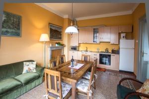 uma cozinha e sala de estar com uma mesa e um sofá em Casa Franca em Pettenasco
