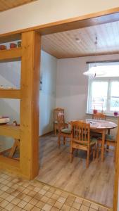 ヴェルニゲローデにあるFerienwohnung Mackのテーブルと椅子、二段ベッドが備わる客室です。