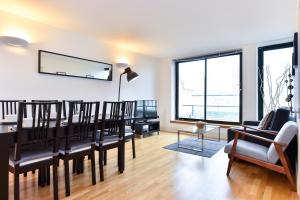 A seating area at Shoreditch Vibe Apartments