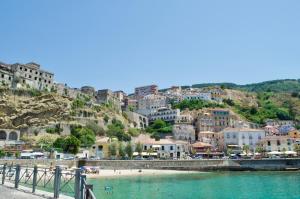 eine Stadt auf einem Hügel mit Strand und Wasser in der Unterkunft Pizzo Heights in Pizzo