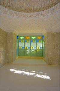 突尼斯的住宿－Dar El Yasmine Tunis，一间空房间,天花板上设有五颜六色的窗户