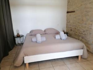 een slaapkamer met een bed met handdoeken erop bij Appartement lumineux et cosy avec jardin vue sur chateau près Port en Bessin, Bayeux et Omaha Beach in Commes