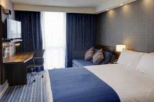 Letto o letti in una camera di Holiday Inn Express London - ExCel, an IHG Hotel