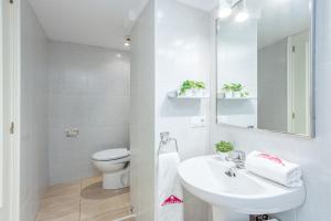 Kúpeľňa v ubytovaní Apart-rent Apartament Av Rhode 2006
