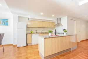 Kuchyňa alebo kuchynka v ubytovaní Apart-rent Apartament Av Rhode 2006
