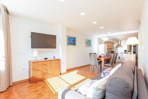 Televízia a/alebo spoločenská miestnosť v ubytovaní Apart-rent Apartament Av Rhode 2006