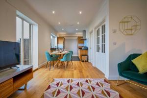 ein Wohnzimmer mit einem Sofa und einem Tisch mit Stühlen in der Unterkunft Host & Stay - Strathview in Hexham