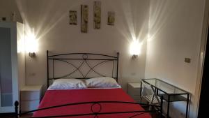 sypialnia z łóżkiem z czerwonym kocem w obiekcie Domus Vatican Holiday's w Rzymie
