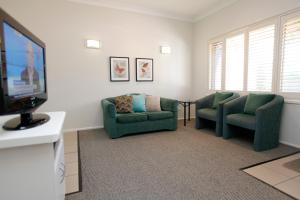 A seating area at Country Apartments