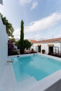 una piscina frente a una casa en Casa do Xão, en Serpa