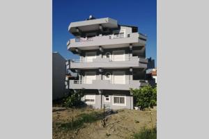 un edificio blanco alto en la cima de una colina en Cozy apartment en Triánta