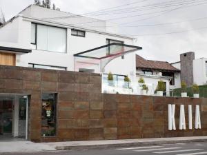 ein Gebäude mit einem Drachen auf einer Wand in der Unterkunft 1460 Luxury Room KAIA - Best Place in Quito in Quito