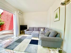 - un salon avec un canapé et une télévision dans l'établissement Appartamento Buresso, à Porto Valtravaglia