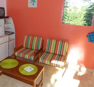Posezení v ubytování Maison cosy à Sainte-Luce avec piscine partagée