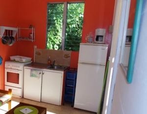 Kuchyň nebo kuchyňský kout v ubytování Maison cosy à Sainte-Luce avec piscine partagée