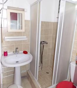 Koupelna v ubytování Maison cosy à Sainte-Luce avec piscine partagée