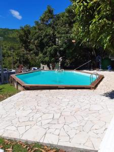 Bazén v ubytování Maison cosy à Sainte-Luce avec piscine partagée nebo v jeho okolí