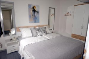 - une chambre avec un lit et une peinture murale dans l'établissement Ferienhaus Hennesee, à Meschede