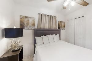 Tempat tidur dalam kamar di Gulfview Condominiums