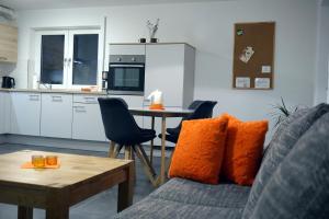 - un salon avec un canapé et une table dans l'établissement Ferienwohnung Reimann mit kostenloser AlbCard, à Blaubeuren